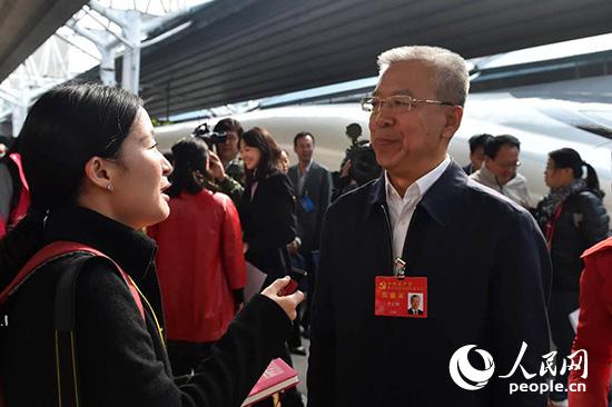 黨的十九大代表、山西省呂梁市委書記李正印接受人民網(wǎng)記者采訪。（人民網(wǎng)記者 翁奇羽 攝）