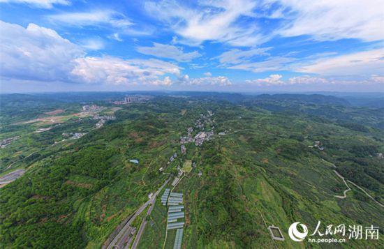 群山環(huán)抱的菖蒲塘村。 人民網(wǎng)記者 劉賓攝