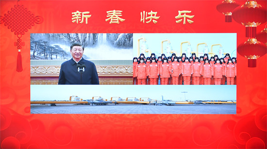2023年1月18日，中共中央總書記、國家主席、中央軍委主席習(xí)近平在北京通過視頻連線看望慰問基層干部群眾，向全國各族人民致以新春的美好祝福。這是習(xí)近平通過視頻連線，同塔里木油田公司輪南油氣儲運(yùn)中心西氣東輸?shù)谝徽究死瘹鈪^(qū)員工親切交流。 新華社記者 李濤攝