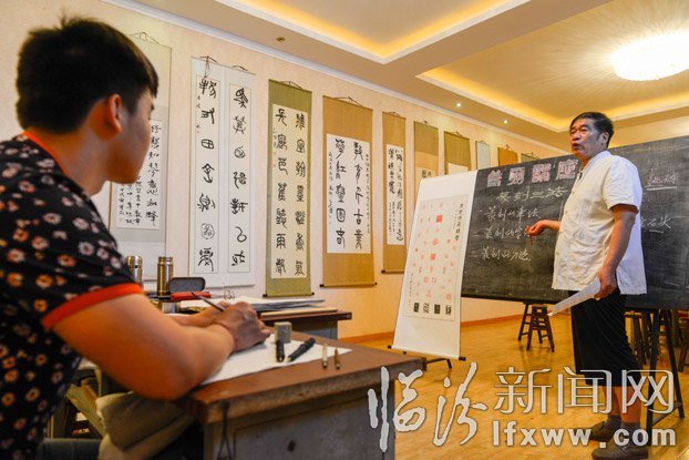 同學(xué)們認(rèn)真聽(tīng)課