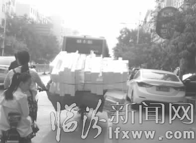臨汾:不規(guī)則載貨車 “顫顫悠悠”存隱患