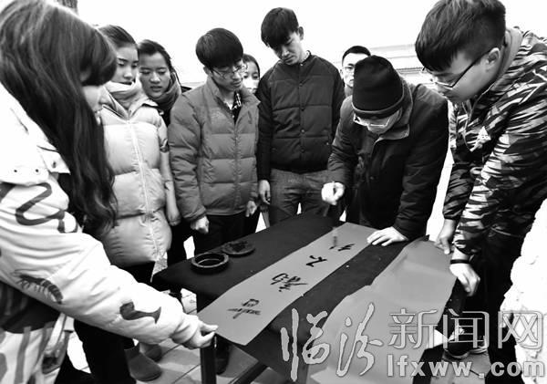 山西師范大學(xué)書法學(xué)院開展“迎新年送春聯(lián)”主題活動(dòng)