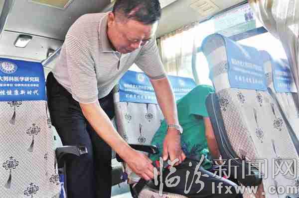臨汾市惠通公司工作人員對(duì)該公司所屬客運(yùn)車(chē)輛進(jìn)行安全隱患排查