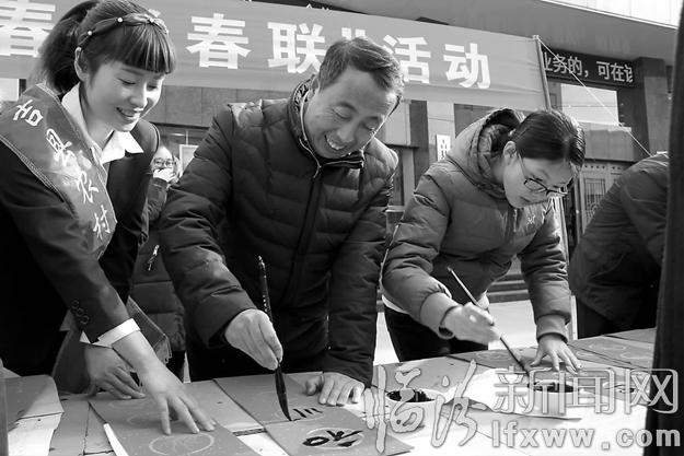 吉縣開展“現(xiàn)場寫春聯(lián),免費(fèi)送群眾”活動(dòng)
