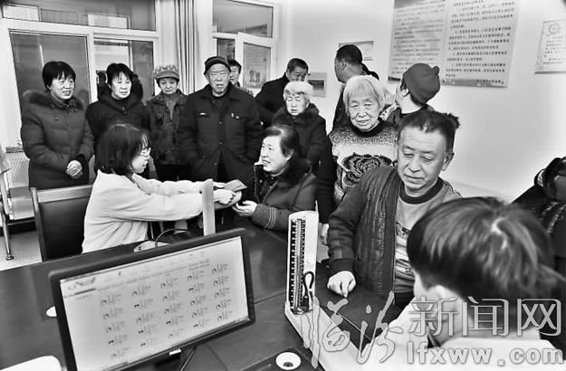 蒲縣組織該縣衛(wèi)計(jì)系統(tǒng)工作人員為村民開展免費(fèi)健康體檢